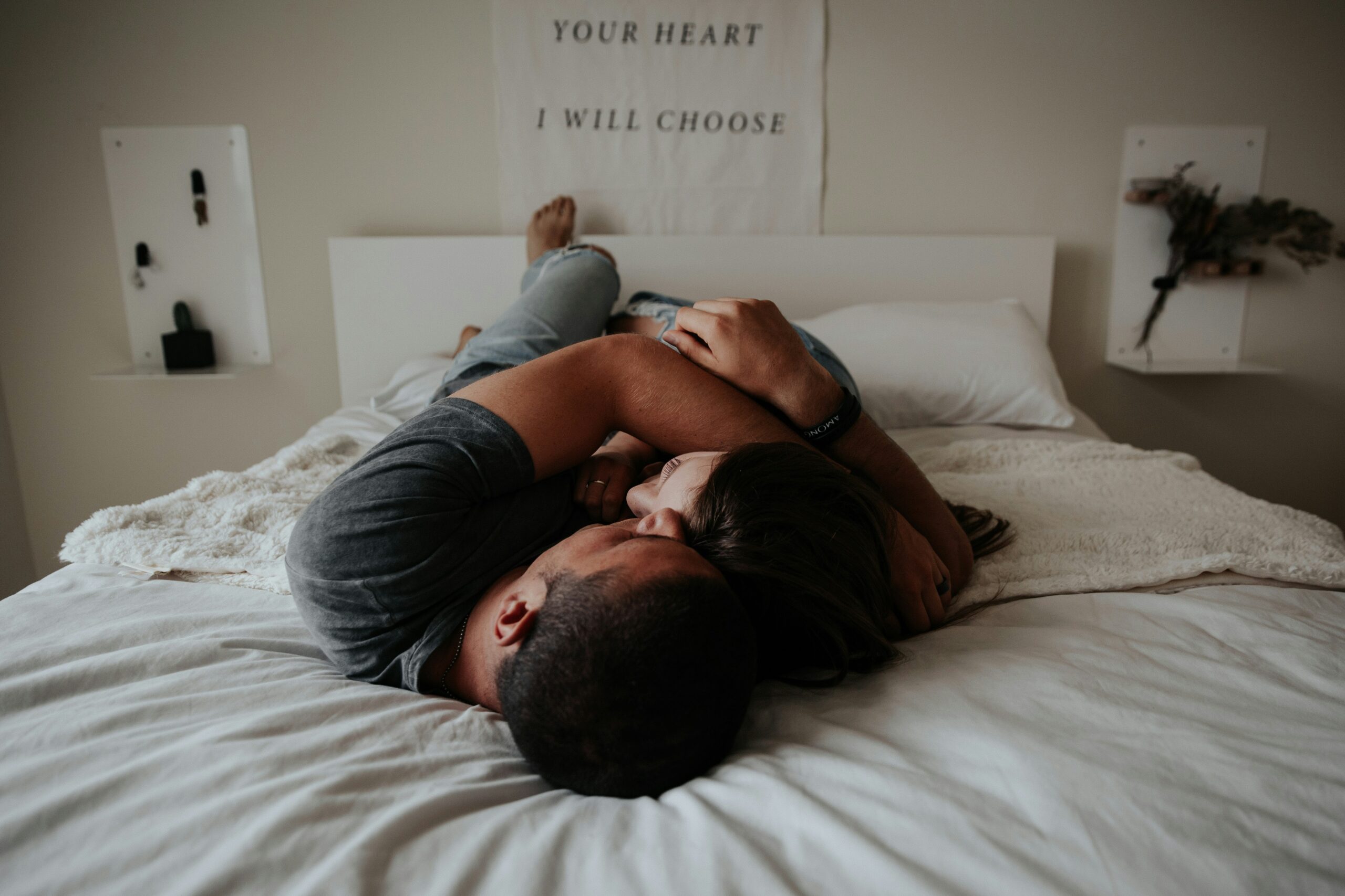 25 Relationship Journal Prompts for Couples who Want Emotional Reconnection
